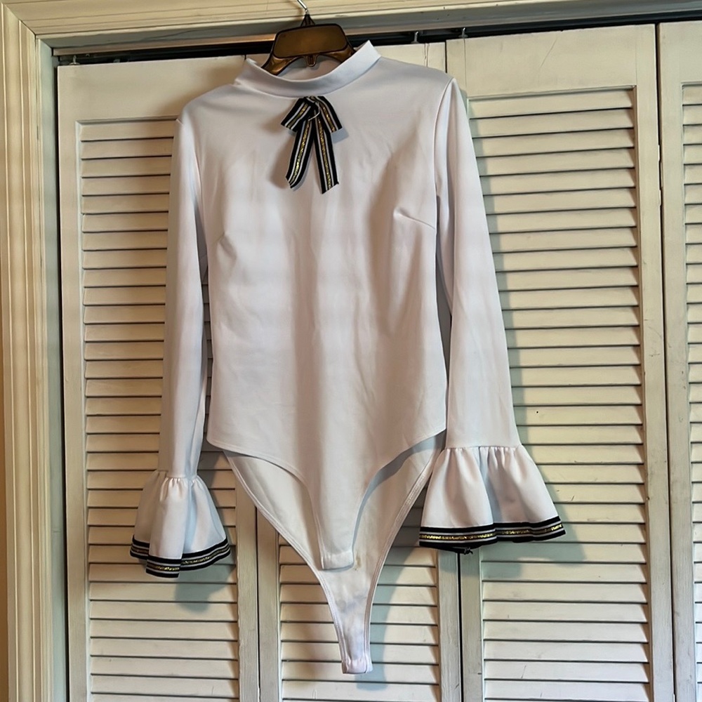 I’m selling a white bodysuit with big sleeve. Worn it one time